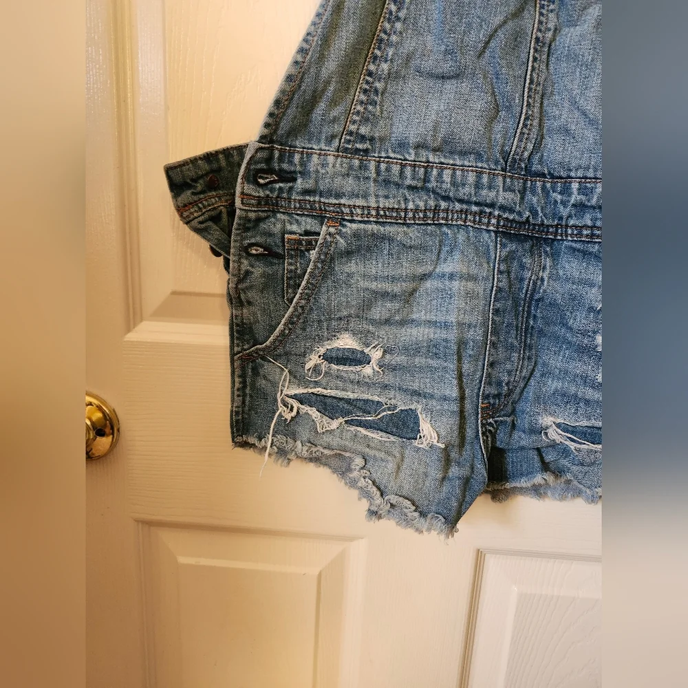 American Eagle Outfitters stylish denim